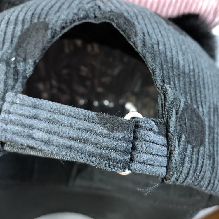 Zwei flauschige Bommeln aus echtem oder Kunstkaninchenfell verleihen dem Hut einen verspielten und eleganten Look.