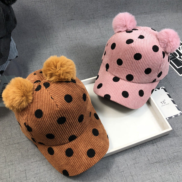 Zwei flauschige Bommeln aus echtem oder Kunstkaninchenfell verleihen dem Hut einen verspielten und eleganten Look.