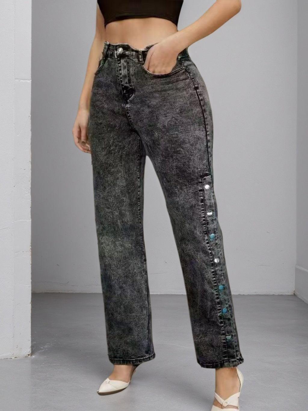 Damen High-Waist Jeans in Graphit – leicht ausgestellt mit seitlichen Schnallen | Bequeme Passform, stylisch & perfekt zum Ausgehen.“