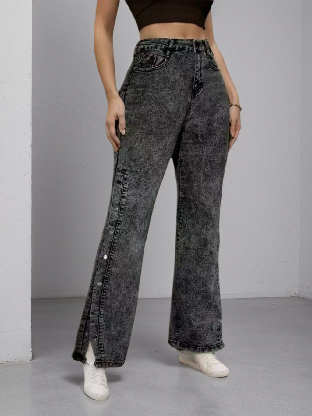 Damen High-Waist Jeans in Graphit – leicht ausgestellt mit seitlichen Schnallen | Bequeme Passform, stylisch & perfekt zum Ausgehen.“
