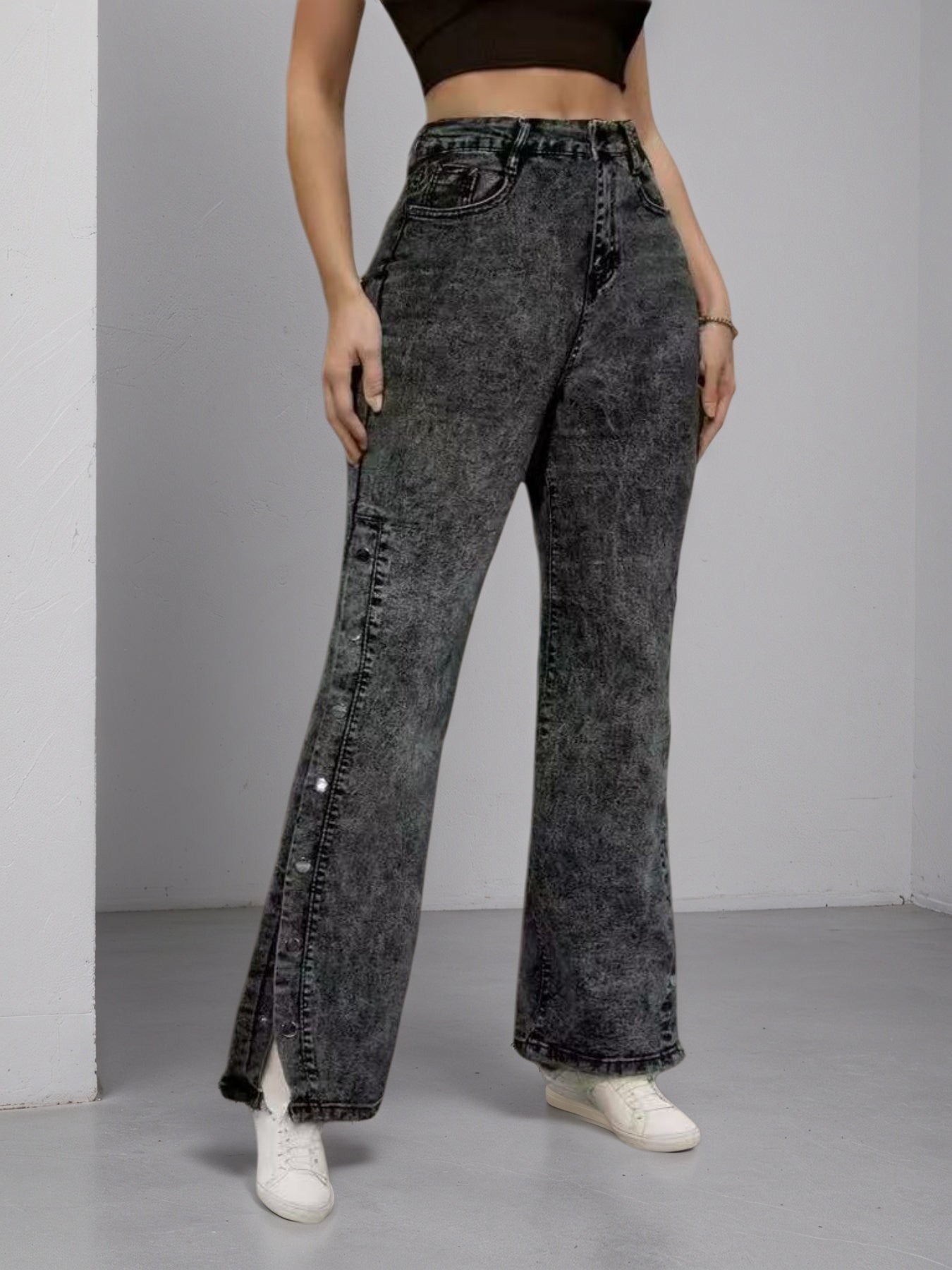 Damen High-Waist Jeans in Graphit – leicht ausgestellt mit seitlichen Schnallen | Bequeme Passform, stylisch & perfekt zum Ausgehen.“