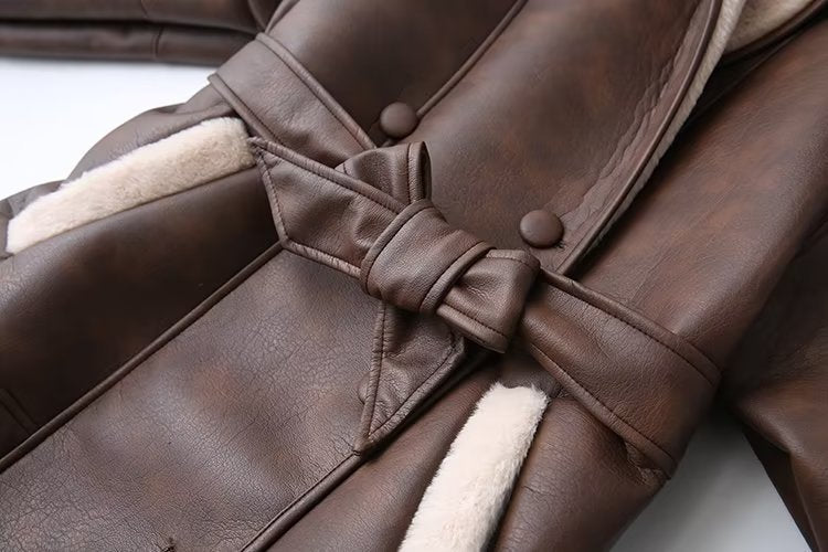 Eleganter Damenmantel – edle Kaschmir-Leder-Kombination mit Fellkragen & Bindegürtel für einen stilvollen Auftritt.“