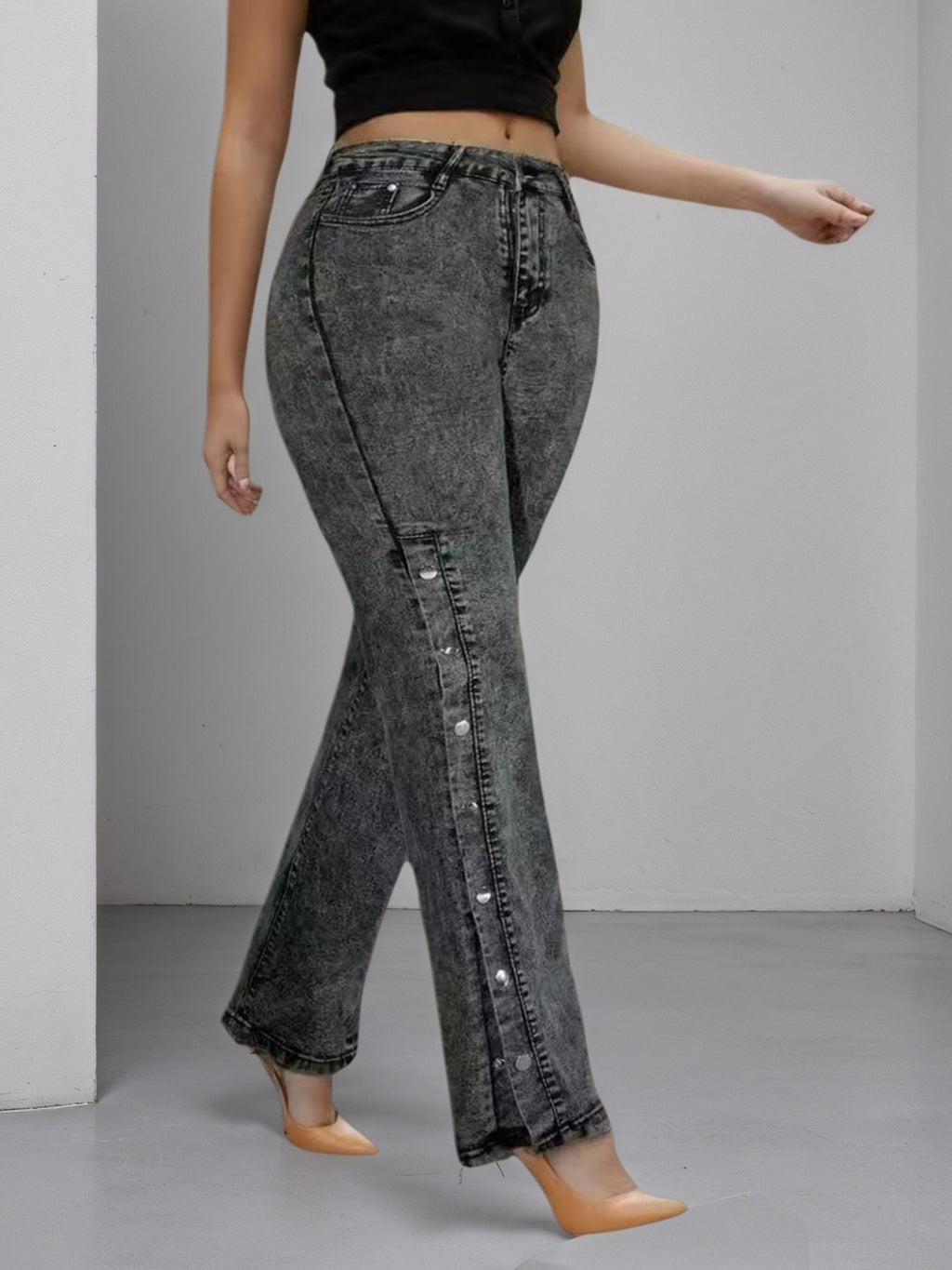 Damen High-Waist Jeans in Graphit – leicht ausgestellt mit seitlichen Schnallen | Bequeme Passform, stylisch & perfekt zum Ausgehen.“