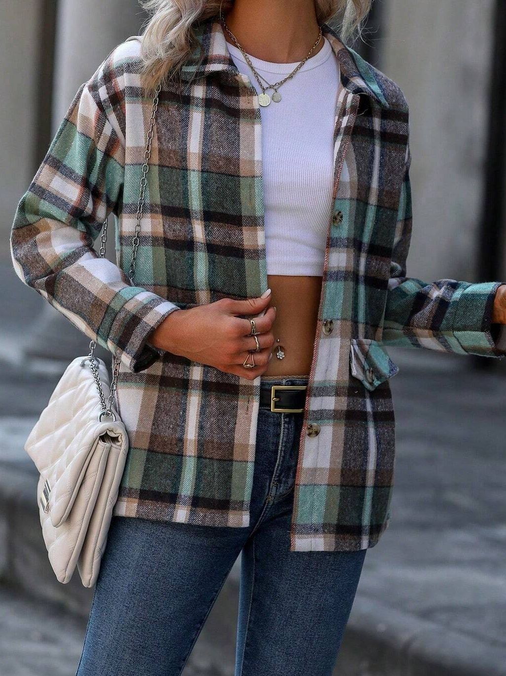 ✨ Herbst-/Winter Damen Oversize Karo-Hemdjacke ✨

Entdecke den perfekten Mix aus Komfort, Stil und Vielseitigkeit!
Unsere lässige Hemdjacke mit modernem Karo-Muster ist der ideale Begleiter für kühle Tage