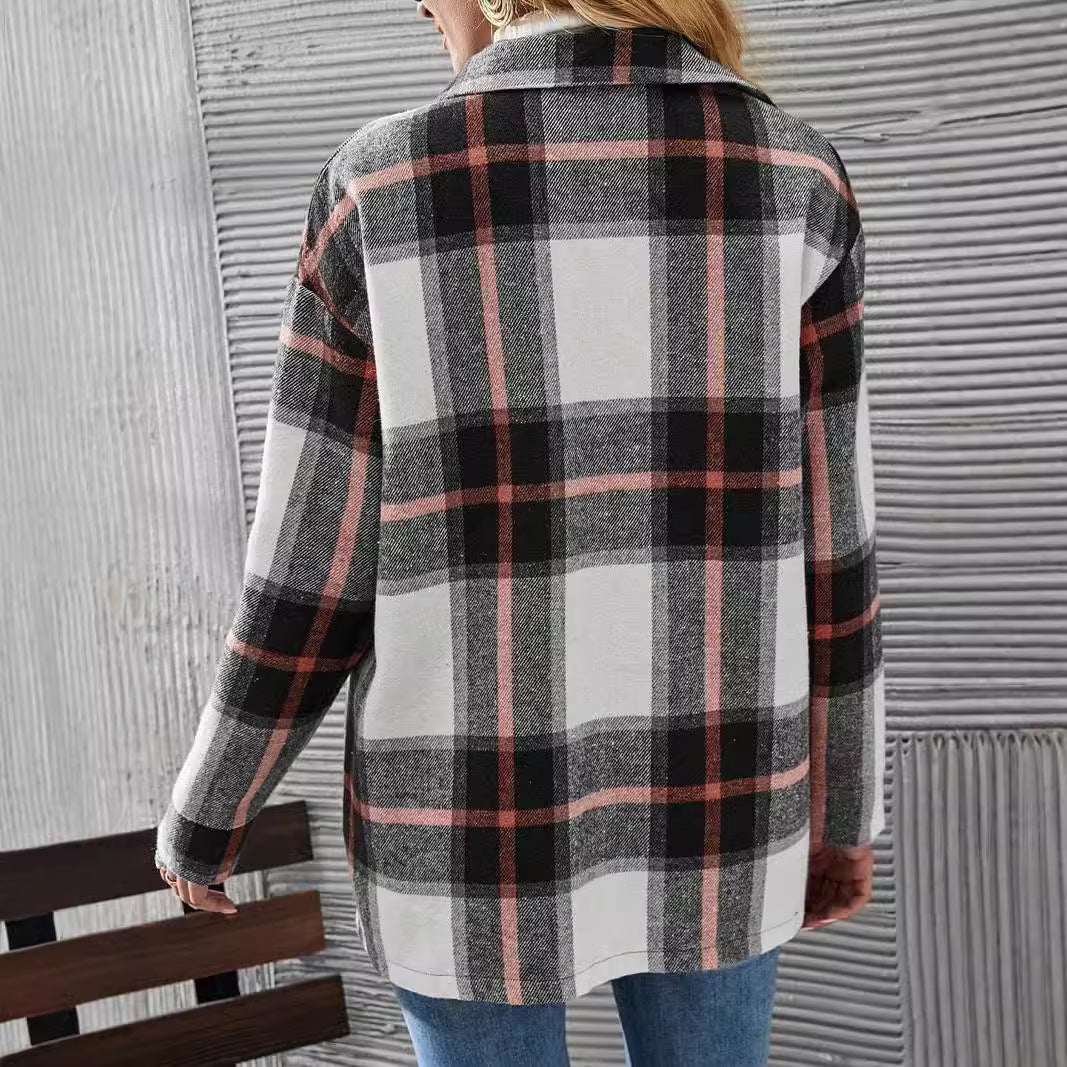 ✨ Herbst-/Winter Damen Oversize Karo-Hemdjacke ✨

Entdecke den perfekten Mix aus Komfort, Stil und Vielseitigkeit!
Unsere lässige Hemdjacke mit modernem Karo-Muster ist der ideale Begleiter für kühle Tage